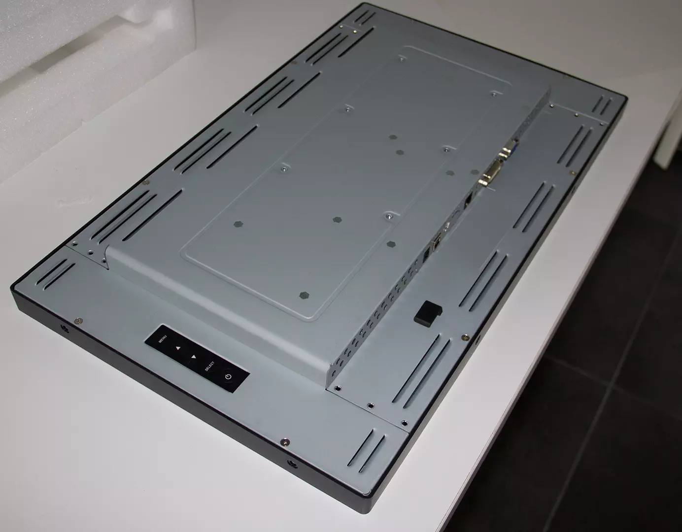 Moniteur intégrable 21.5″
